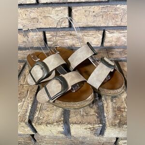 4 earth sandals‎